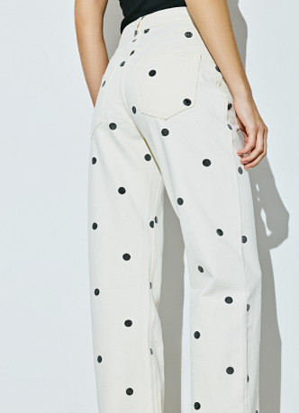 Прямые джинсы в горошек