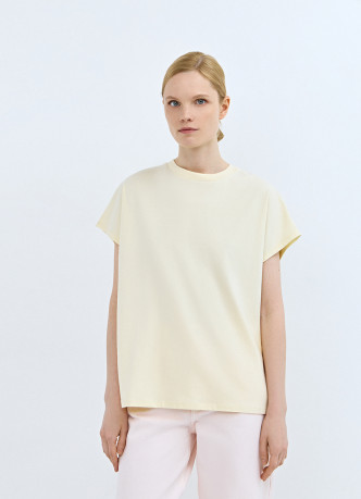 Футболка со спущенным плечом