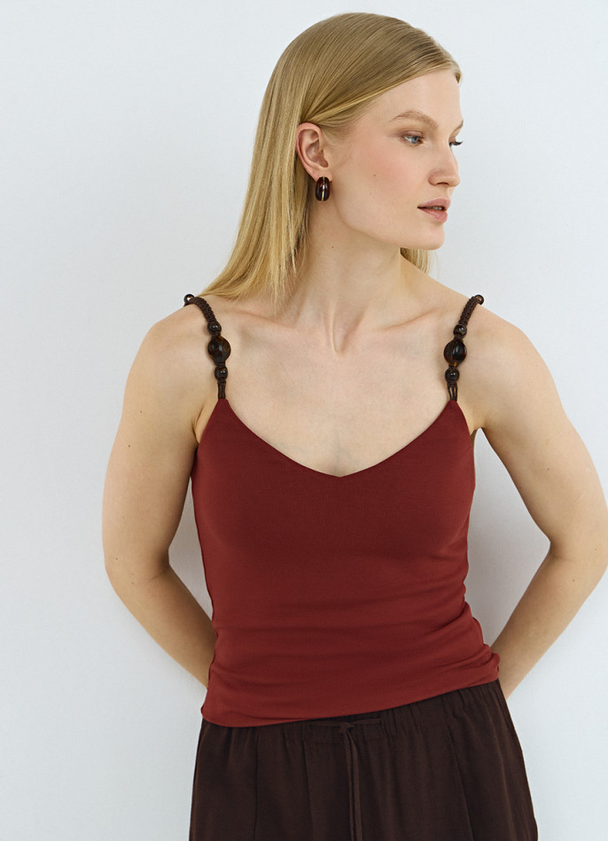 Трикотажный топ с бусами