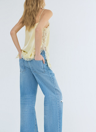 Широкие джинсы с разрезами на коленях