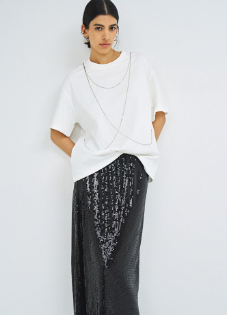 Футболка с декором из навесных цепочек