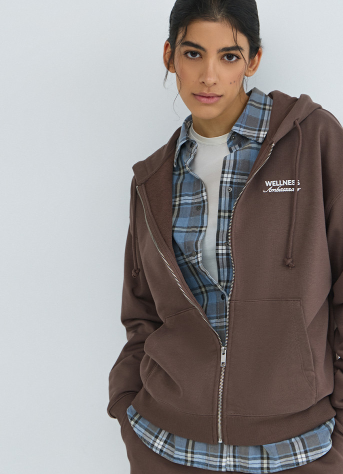 Толстовка на молнии с вышивкой