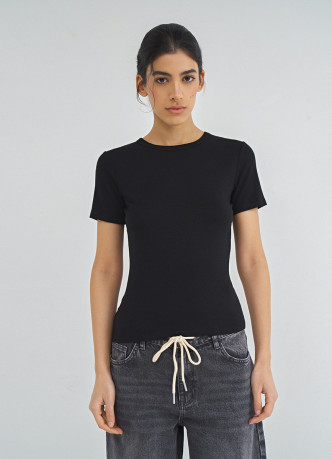 Приталенная футболка в рубчик