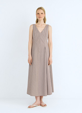 Приталенное платье с V-образным вырезом