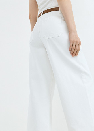 Укороченные широкие джинсы с ремнём