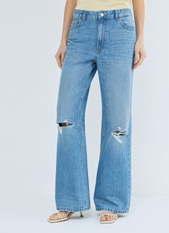 Широкие джинсы с разрезами на коленях