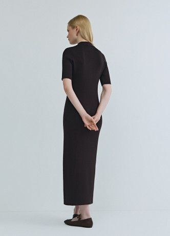 Платье в рубчик с воротником поло