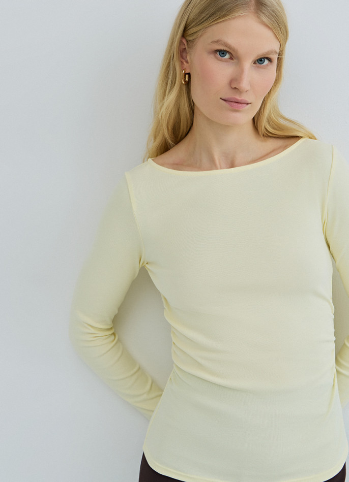 Лонгслив с вырезом лодочкой