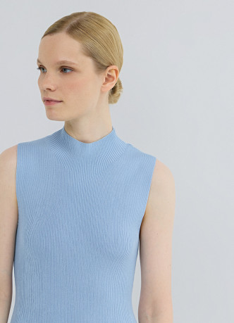 Вязаное платье в рубчик с воротником-стойкой