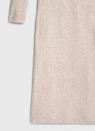 Вязаное платье с открытыми плечами