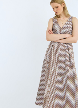 Приталенное платье с V-образным вырезом