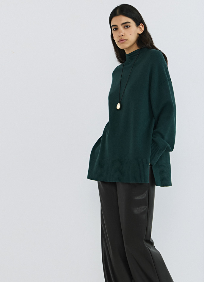 Объёмный джемпер с воротником-стойкой
