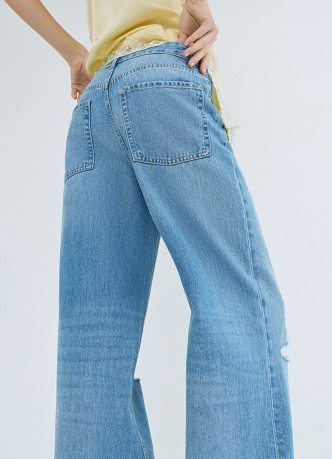 Широкие джинсы с разрезами на коленях