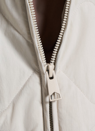 Легкая стеганая утепленная куртка