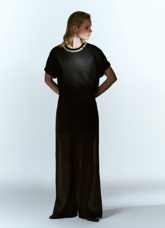 Футболка с декором у выреза