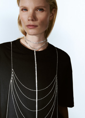 Футболка с декором из навесных цепочек