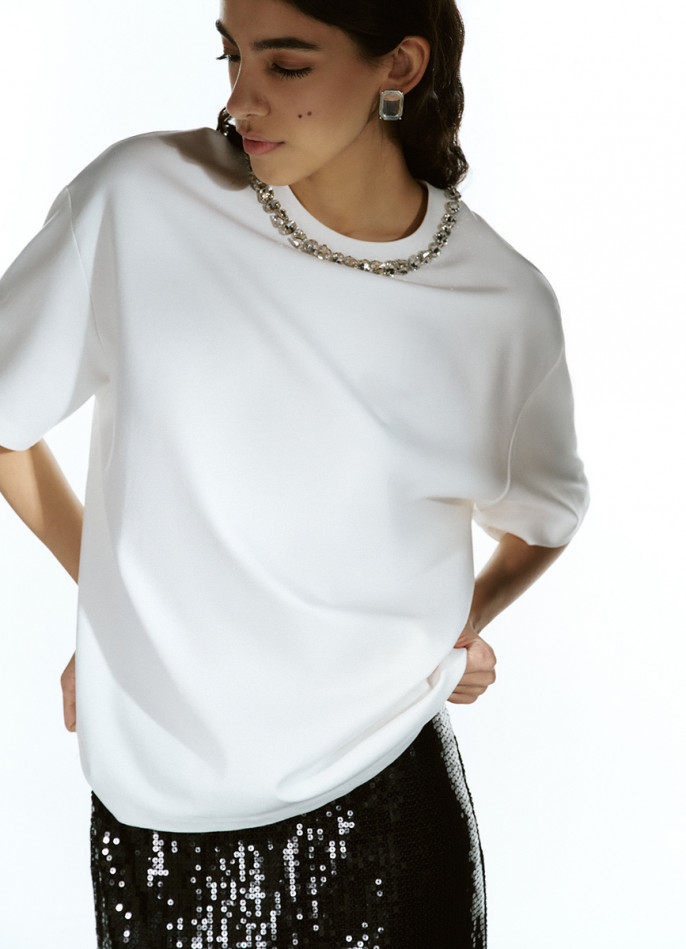 Футболка с декором у выреза