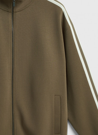 Бомбер на молнии с контрастными деталями