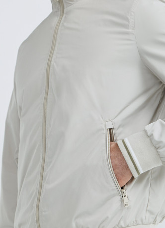 Бомбер с контрастными деталями