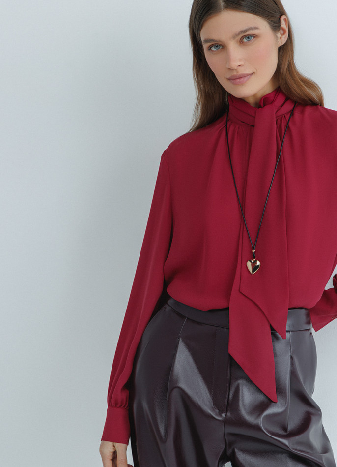 Блузка с шарфом