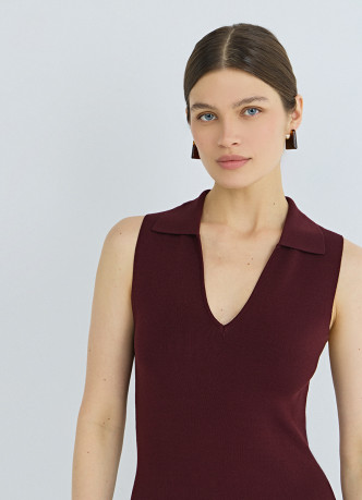 Вязаное платье с воротником-поло