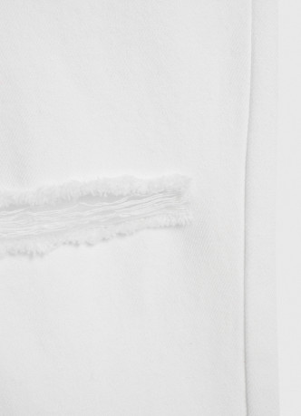 Прямые джинсы с разрезами на коленях