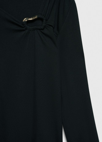 Лонгслив с асимметричным вырезом