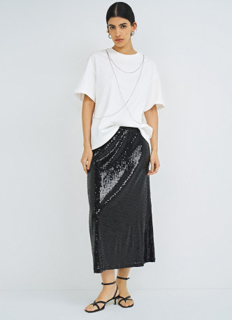 Футболка с декором из навесных цепочек