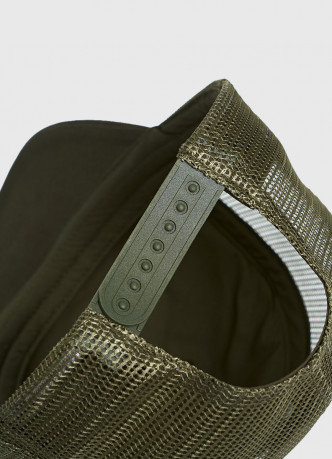 Бейсболка с патчем и сеткой