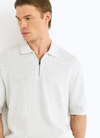 Поло из текстурной ткани с молнией