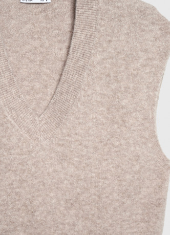 Укороченный вязаный жилет