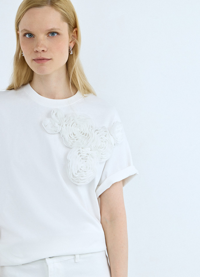 Футболка с цветочной аппликацией