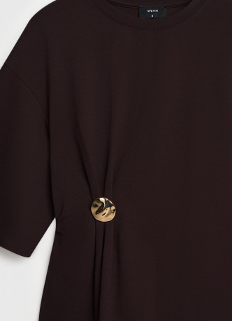 Футболка с брошью