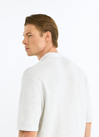 Поло из текстурной ткани с молнией