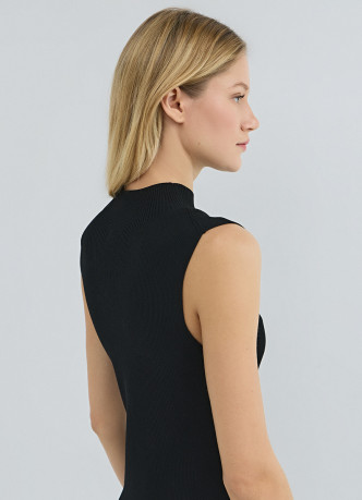 Вязаное платье в рубчик с горловиной-стойкой