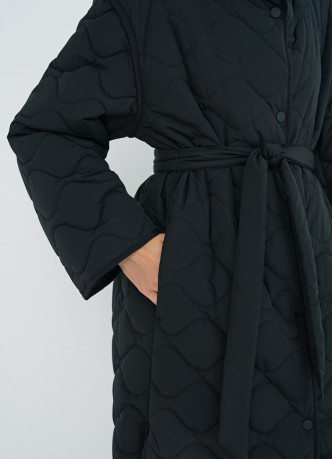 Длинное стёганое пальто с поясом