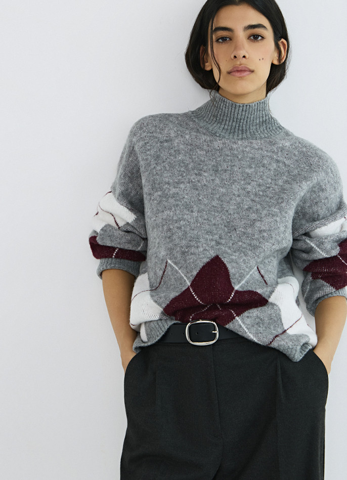 Свитер с ромбами