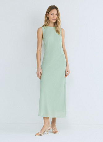 Приталенное платье из тенселя с расклешенной юбкой