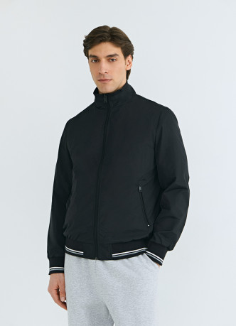 Бомбер с контрастными деталями