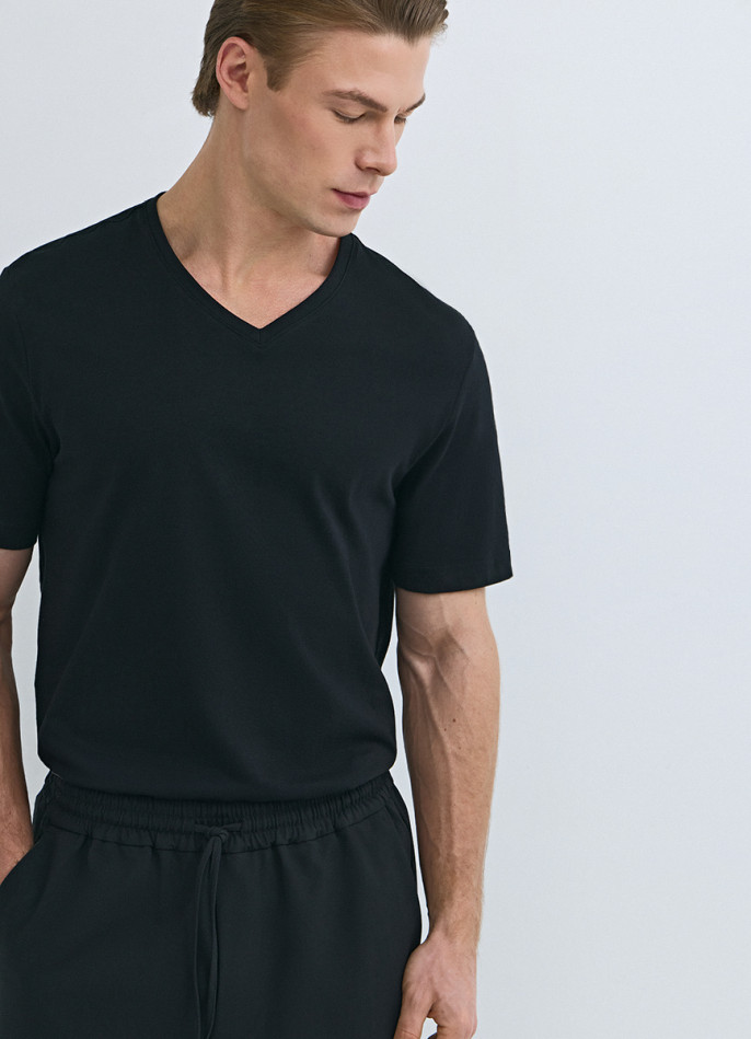 Футболка с V-образным вырезом