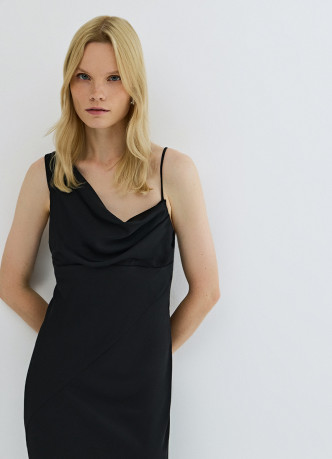 Платье миди с асимметричным вырезом