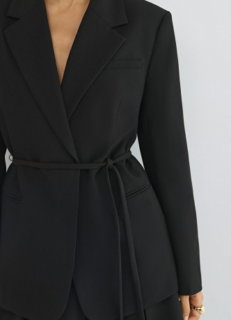 Однобортный жакет с поясом