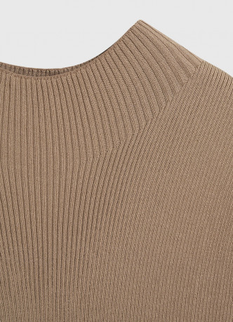 Вязаное платье в рубчик с воротником-стойкой