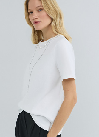 Футболка с ожерельем