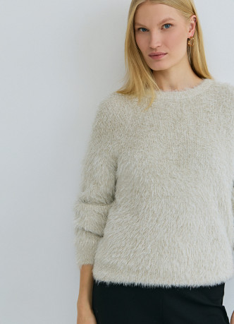 Пушистый блестящий джемпер