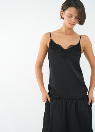 Платье с расклёшенной юбкой и кружевом