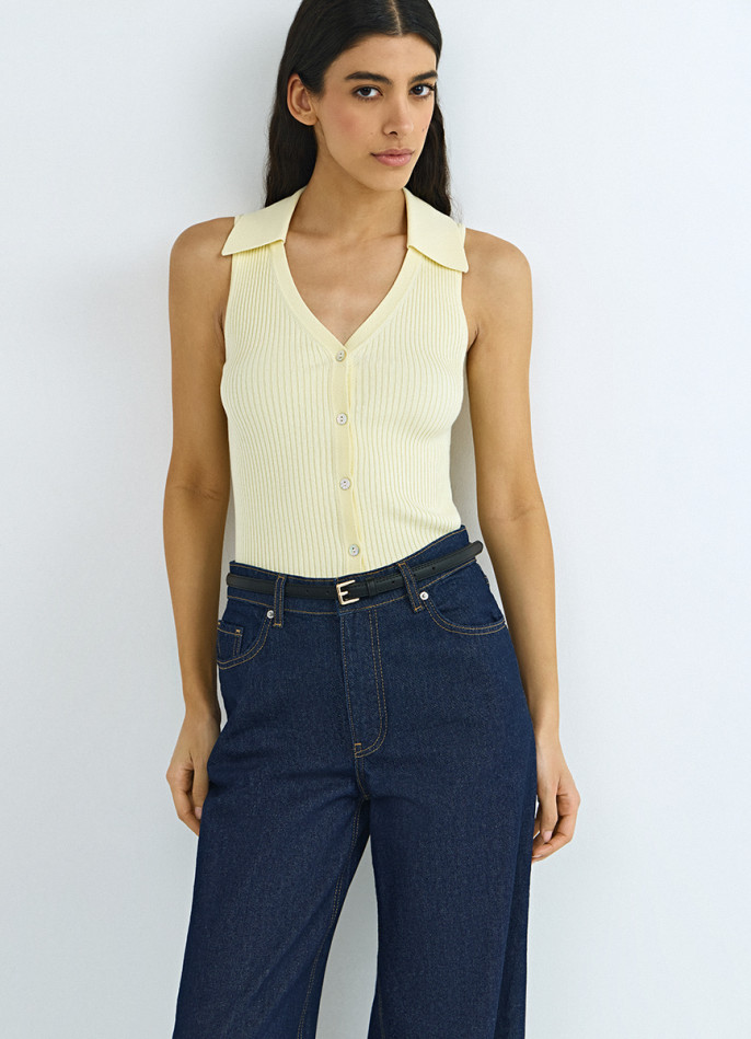 Трикотажный жилет в рубчик с воротником