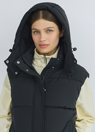 Утеплённый жилет с капюшоном