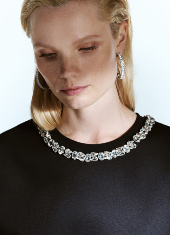 Футболка с декором у выреза