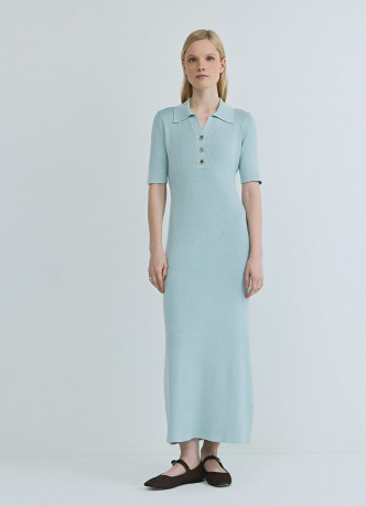 Платье в рубчик с воротником поло